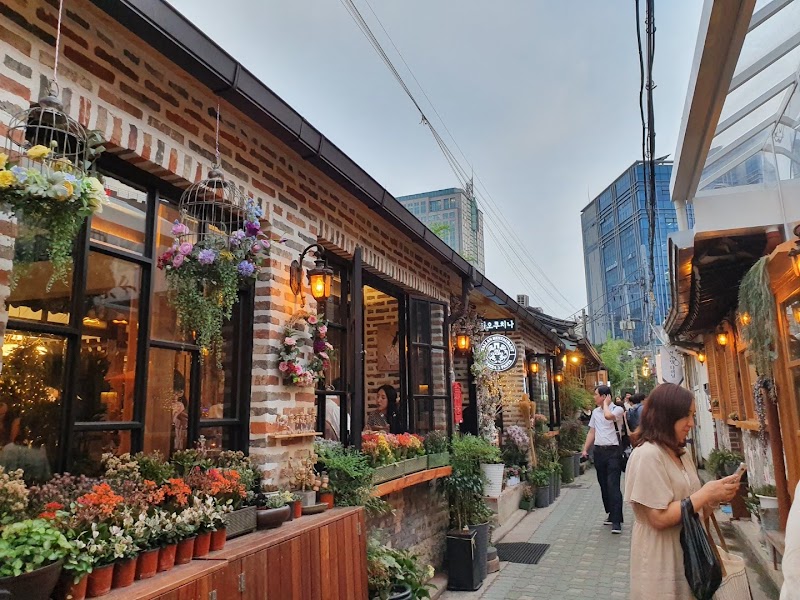 Ikseondong Hanok Alley